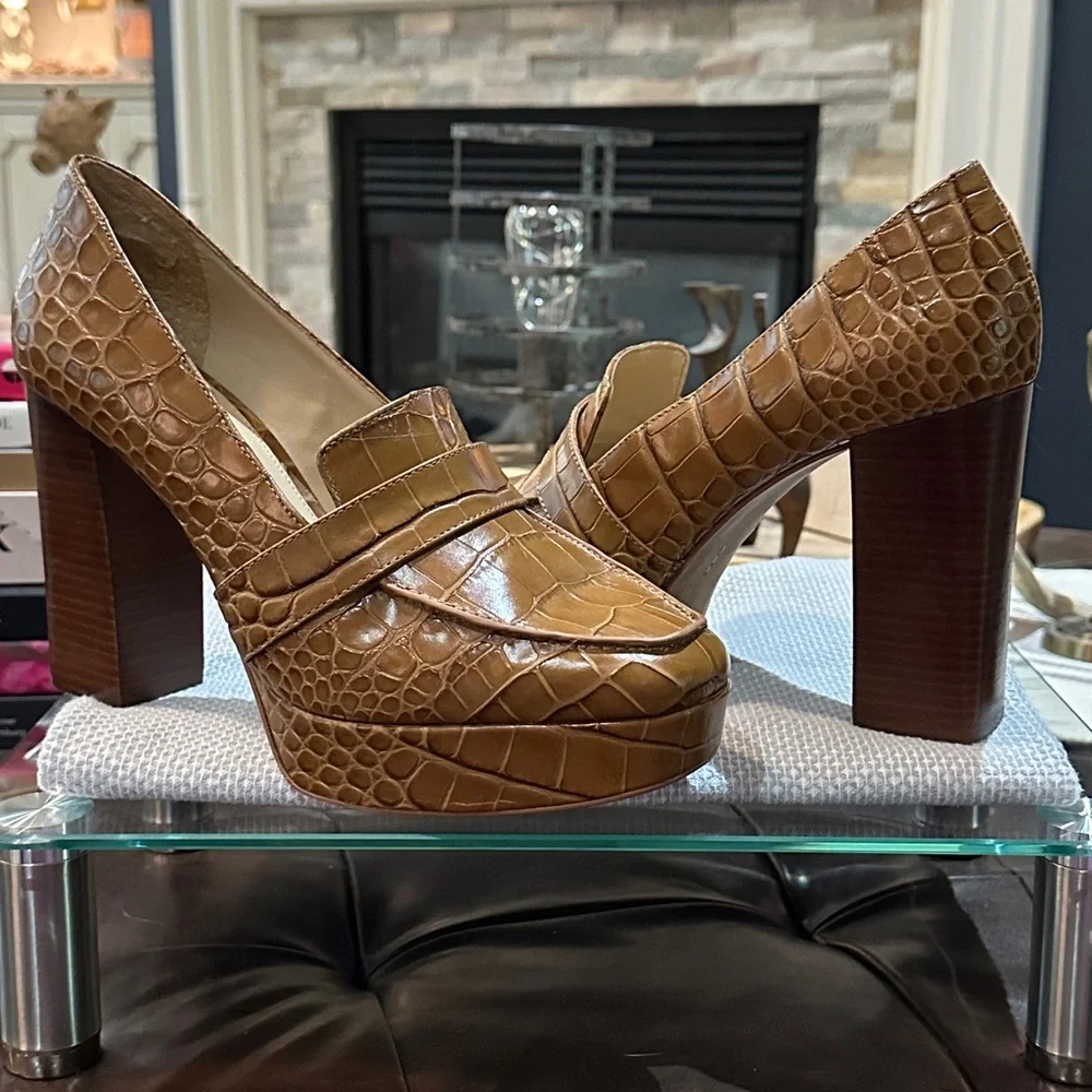 VINCE CAMUTO Mebrana Platform Pump in Brown Embossed Croc, Size 10. EUC Like New